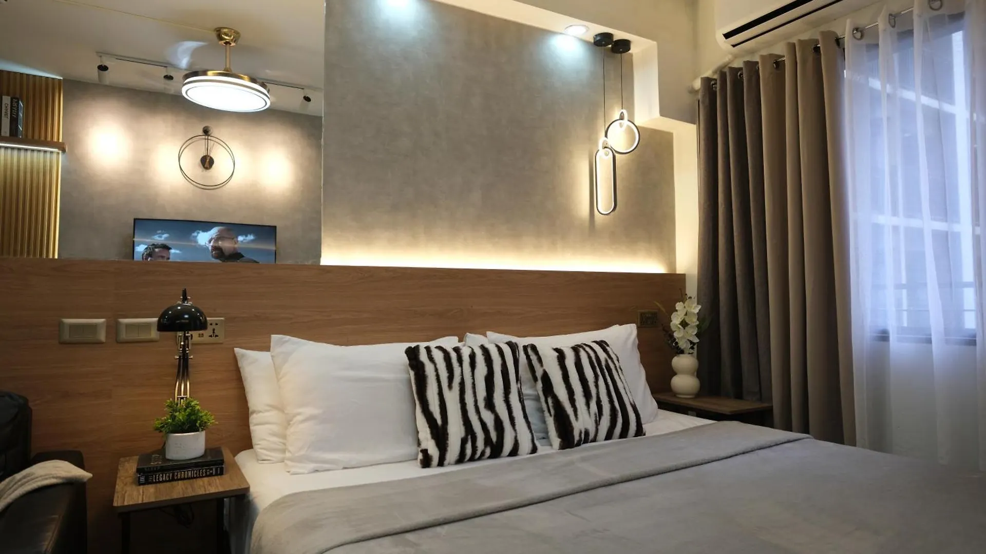Apartment Staycation Near Mall Of Asia, Condotel With King Bed Manila Philippines