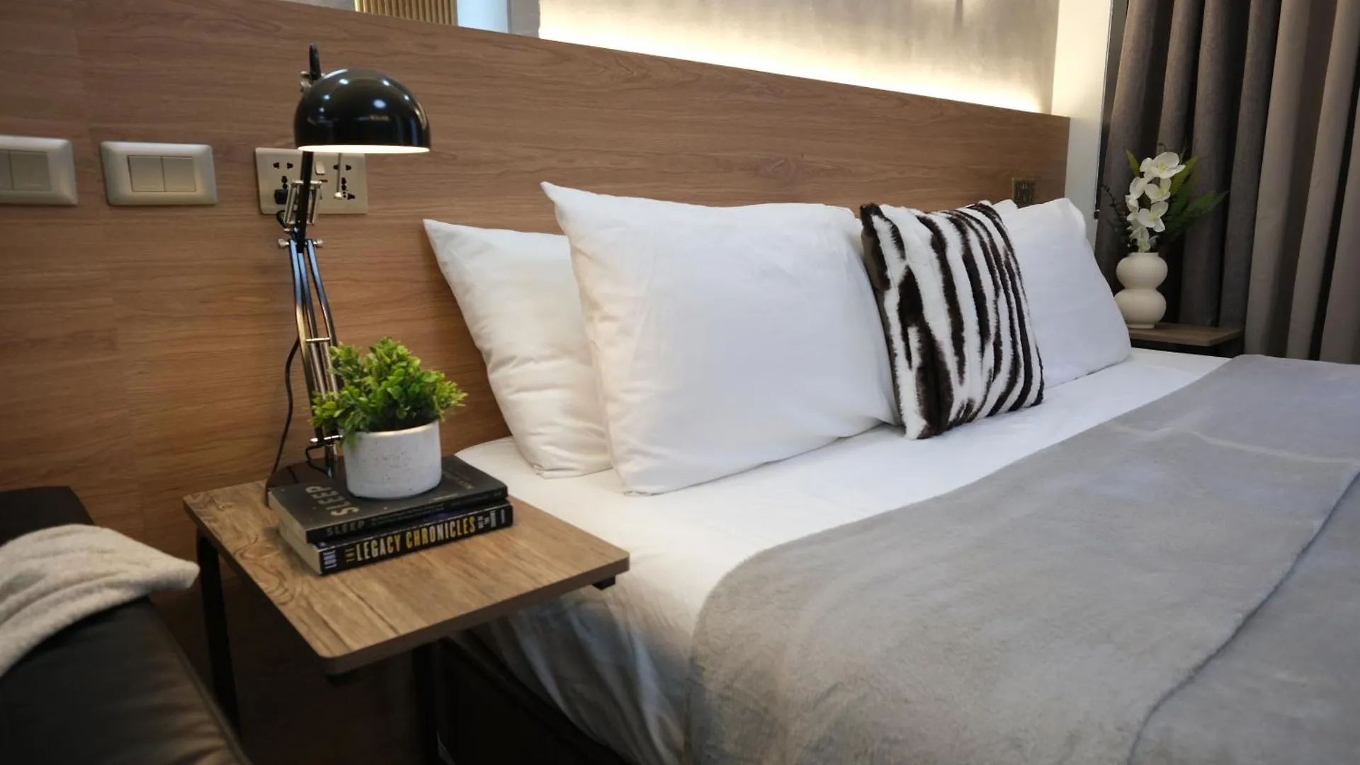 Apartment Staycation Near Mall Of Asia, Condotel With King Bed Manila Philippines