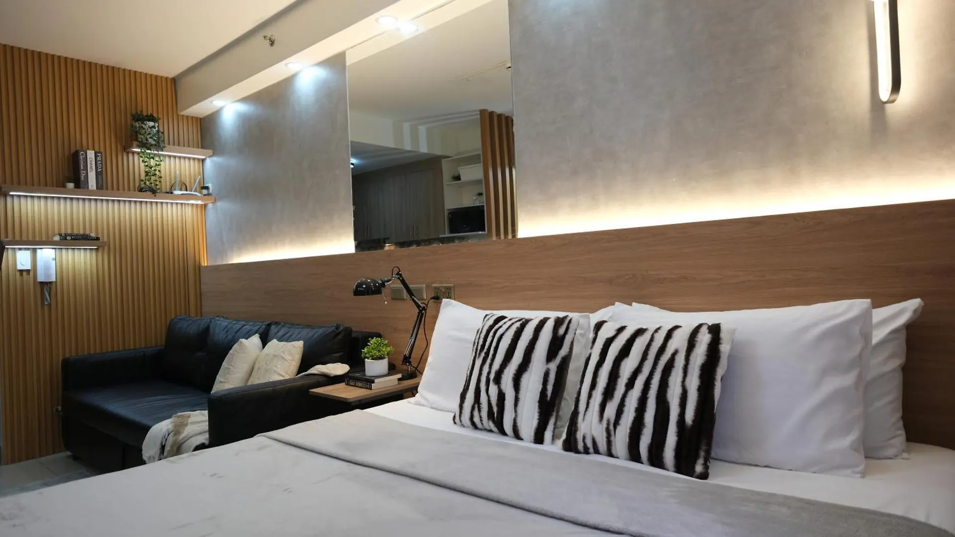 Staycation Near Mall Of Asia, Condotel With King Bed Manila