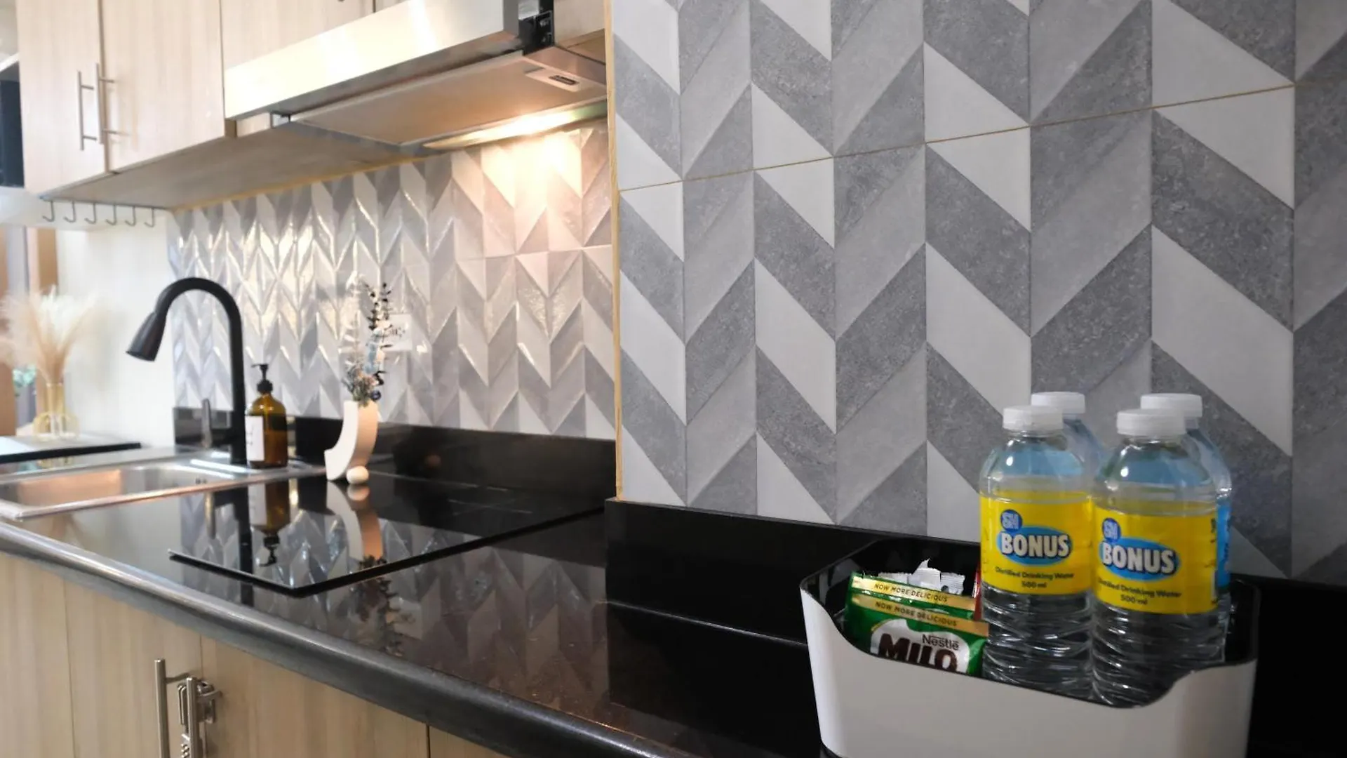 Apartment Staycation Near Mall Of Asia, Condotel With King Bed Manila